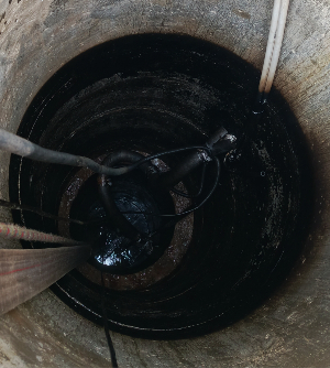 налёт на стенках колодца